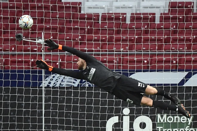 Jan Oblak med tekmo Atletica in Elcheja. FOTO: Oscar Del Pozo/AFP