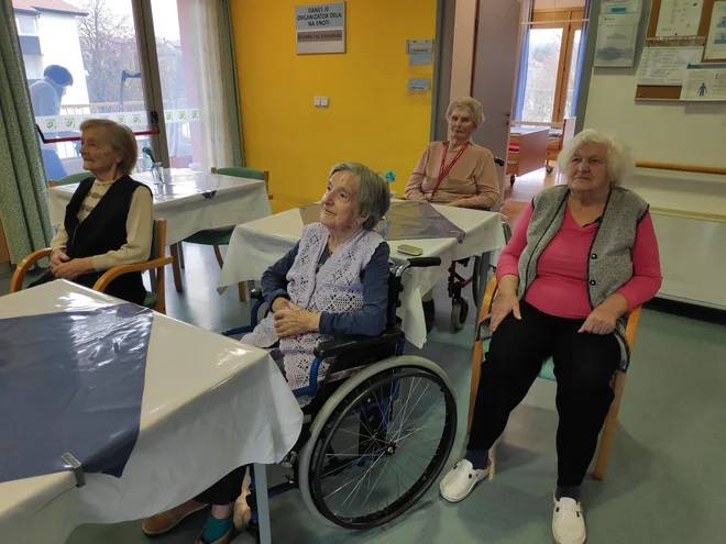 Stanovalci z zanimanjem spremljajo program interne televizije, ki enkrat tedensko poteka v živo iz domskega studia. FOTO: arhiv doma