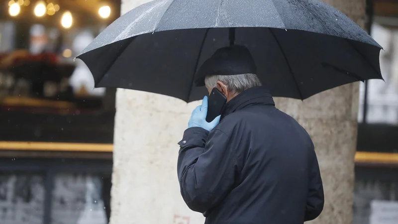 Takih, za aplikacijo neustreznih, sicer pa kar imenitnih pametnih telefonov pa nimamo samo &raquo;metuzalemi&laquo;, zagotovo jih imajo tudi mnogo mlajši Slovenci. Foto Leon Vidic/Delo