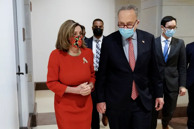 Demokratska predsednica predstavniškega doma Nancy Pelosi z voditeljem večine v njem Charlesom Schumerjem. FOTO: Ken Cedeno/Reuters