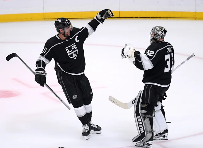 Anže Kopitar (levo) bo tudi v novi sezoni, že njegovi 15 v NHL, prvi mož kalifornijskega moštva LA Kings. FOTO: Harry How/AFP