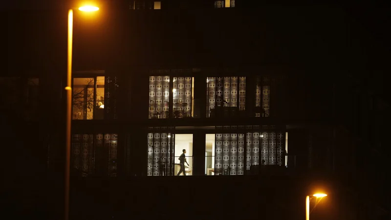 Fotografija: »Veliko ljudi nam pove, da izklapljajo ogrevanje, elektriko, da računi ne bodo previsoki,« opozarjajo na inštitutu Prelomi. Foto Jure Eržen
