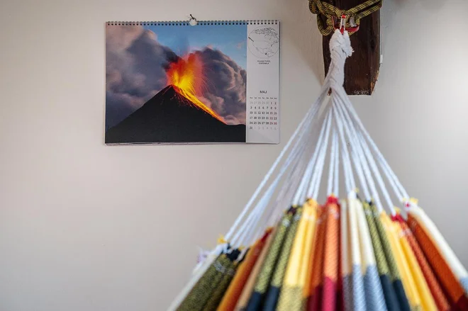 Mlada popotnika, ki ustvarjata blog Lahkih nog naokrog, pravita, da imata rada predvsem uporabne spominke, včasih pa na potovanjih kaj kupita, ker to takrat preprosto potrebujeta. FOTO: Rok Hočevar