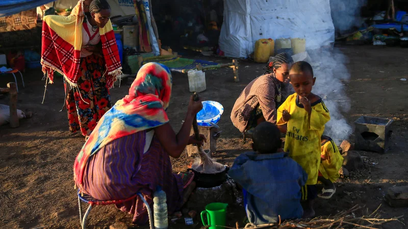 Fotografija: V sudanskih begunskih taboriščih je že več kot 50.000 ljudi. FOTO: Mohamed Nureldin Abdallah/Reuters
