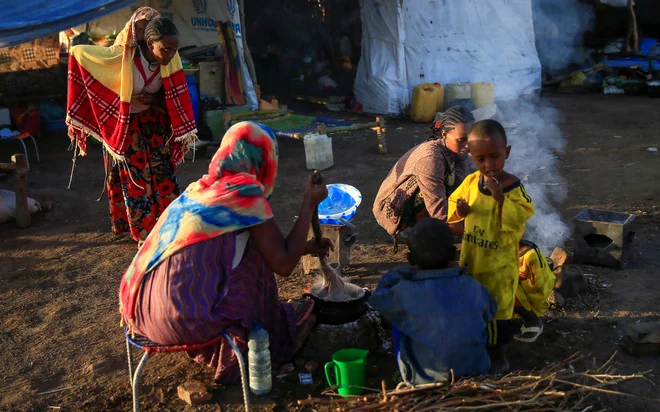 V sudanskih begunskih taboriščih je že več kot 50.000 ljudi. FOTO: Mohamed Nureldin Abdallah/Reuters