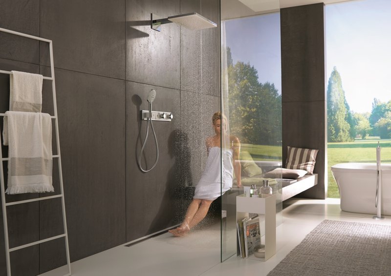 Fotografija: Hansgrohe ponuja izdelke, ki bodo pripomogli k luksuznemu videzu vaše kopalnice. FOTO: hansgroheRainmaker nadglavna prha / RainSelect termostat
