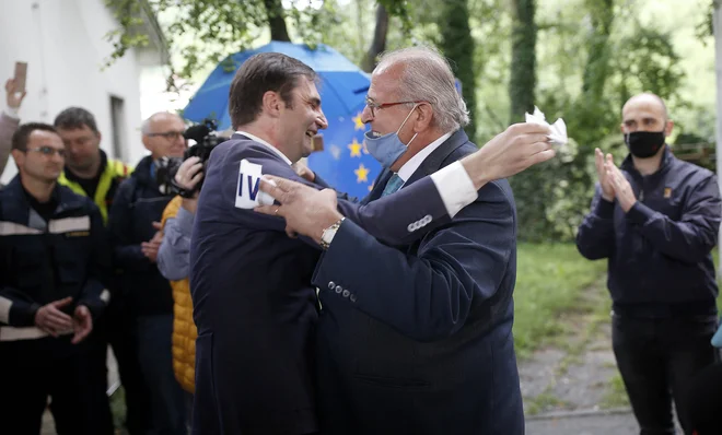 Epidemija je zaradi zaprtja meje še bolj povezala ljudi na obeh straneh. Ponovno odprtje po prvem valu epidemije sta pospremila župana obeh Goric, Klemen Miklavič (levo) in Rodolfo Ziberna. Foto Blaž Samec