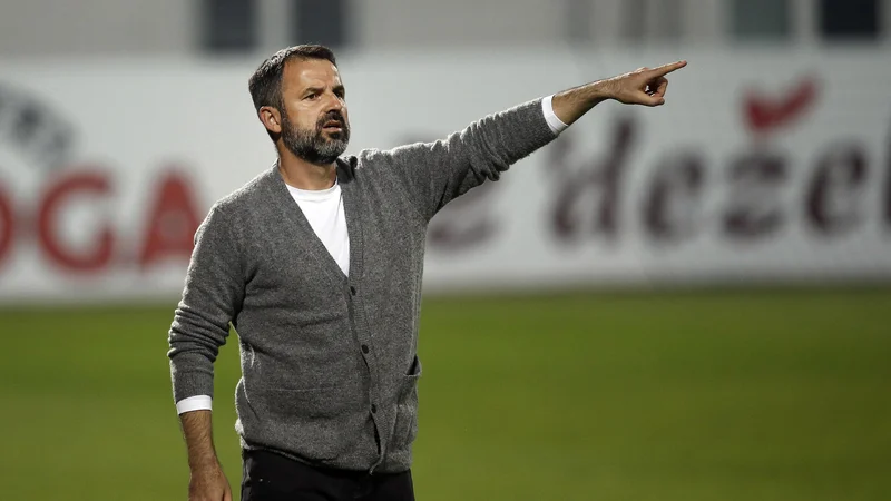 Fotografija: Ne le Dušan Kosić, ki je Celje popeljal do prvega naslova državnega prvaka, tudi pomočnika Jasmin Jerić in Amel Mujčinović ne bosta več v strokovnem štabu. FOTO: Blaž Samec/Delo