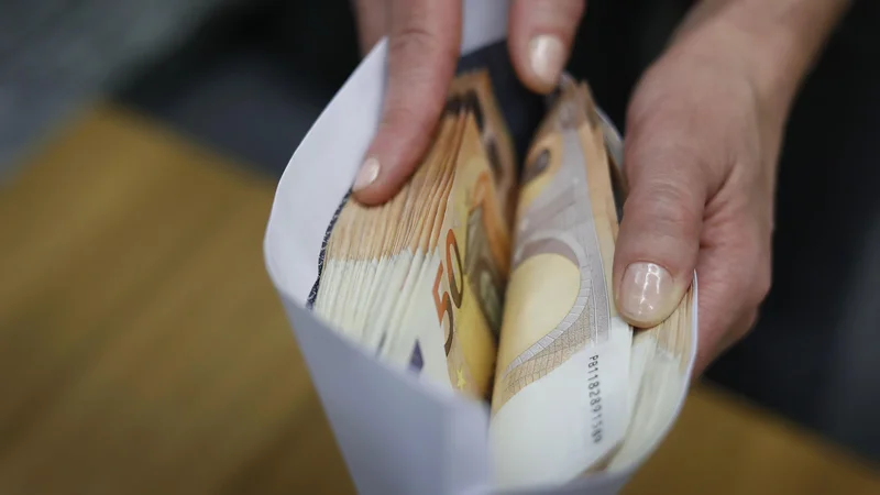Fotografija: V finančnem načrtu Zpiza predvidevajo za izravnavo med prihodki in odhodki, ki bo prihodnje leto dosegla 6.179.912.316 evrov, dobrih 263 milijonov evrov, to pomeni za 4,4 odstotka več od ocene za leto 2020.
Foto Leon Vidic/delo