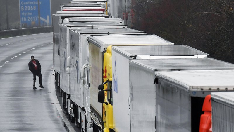 Fotografija: Kolona tovornjakov na avtocesti M20, ki vodi proti britanskemu pristanišču Dover. Foto: Toby Melville/Reuters