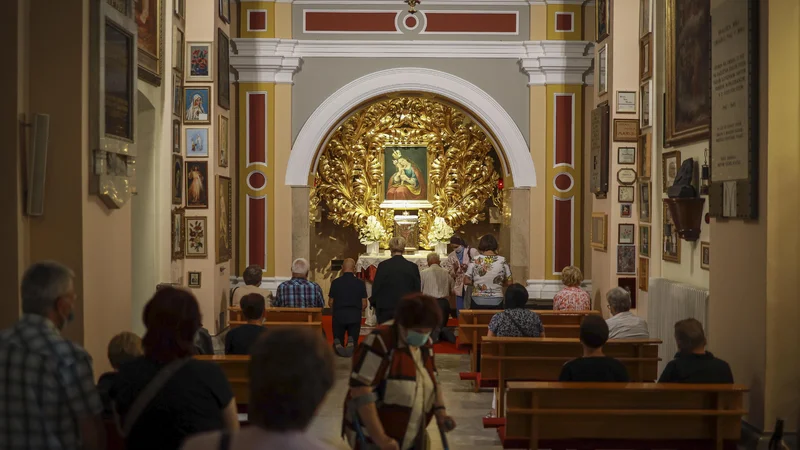 Fotografija: Slovenska škofovska konferenca je finančnemu ministrstvu predlagala še ureditev možnosti prejema donacij od dohodnine tudi za sestavne dele cerkva. Foto Jože Suhadolnik