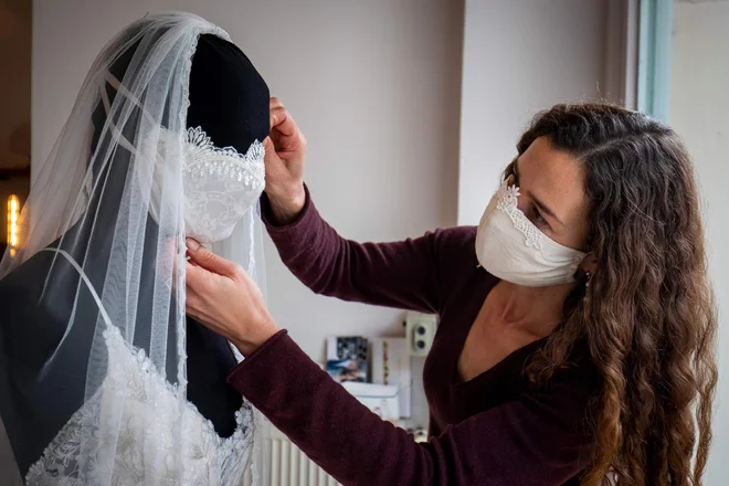 Habinčeva navrže aktualni primer zaščitnih mask, ki jih moramo nositi vsi, a tudi te vedno bolj odražajo neki status, spreminjajo se v modni dodatek. FOTO: Odd Andersen/AFP