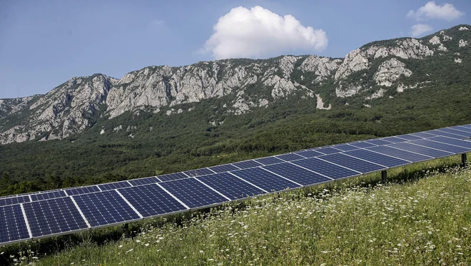 Zanima me, katera država oziroma države so tiste, ki imajo presežek sončne energije in so jo pripravljene prodajati nam? Foto Blaž Samec/Delo