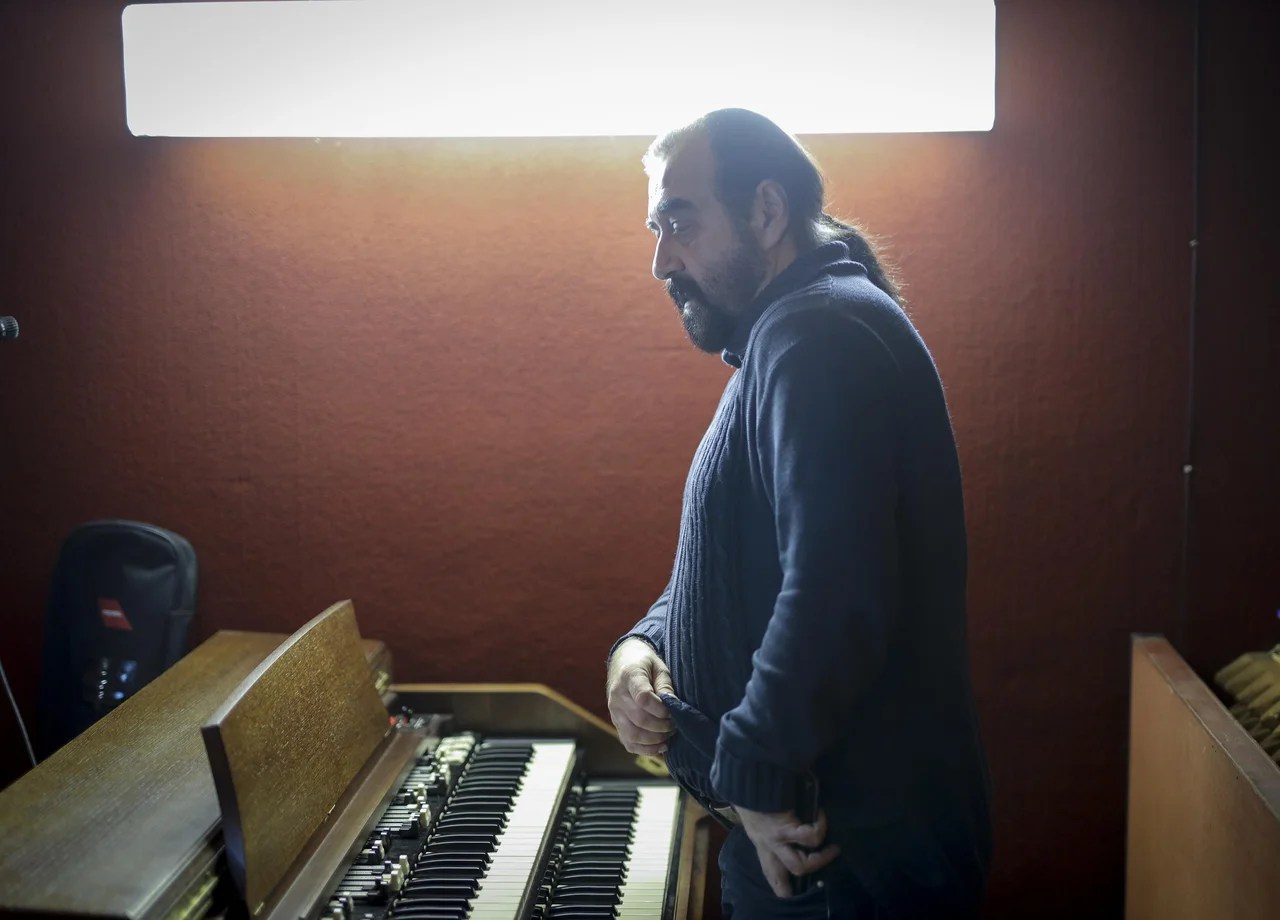 Fotografija: Borut Činč, klaviaturist in producent, ki je pomembno zaznamoval slovensko in jugoslovansko popularno glasbo. FOTO: Jože Suhadolnik