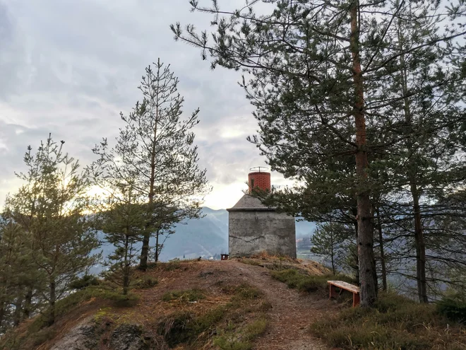 Na 450 metrih nadmorske višine nad mestom kraljuje del rudniškega dimnika, ki je bil desetletja značilna idrijska veduta. FOTO: Anja Intihar/Delo