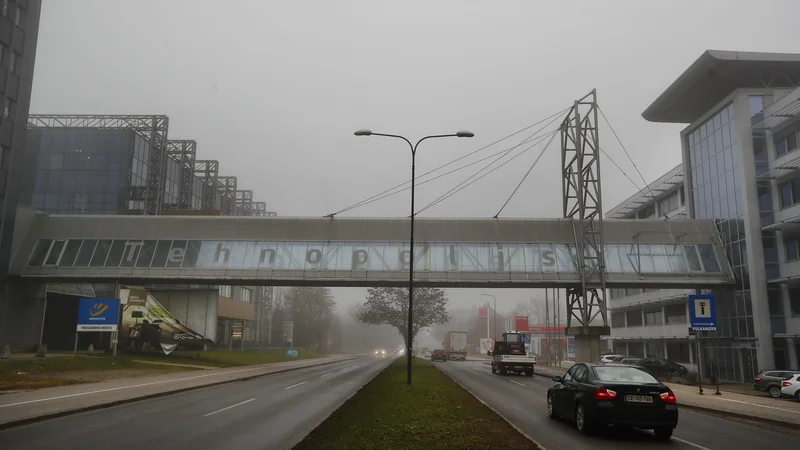 Fotografija: Most, ki povezuje Tehnopolis z Ritsem, ni imel ne gradbenega ne uporabnega dovoljenja še takrat, ko je Tehnopolis že šel v stečaj. FOTO: Leon Vidic/Delo
