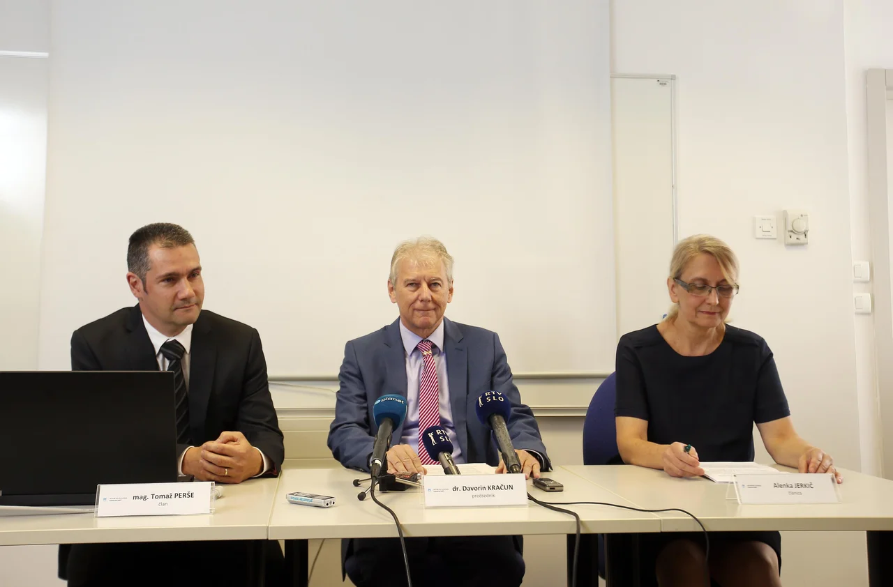 Fotografija: Fiskalni svet:od leve proti desni Tomaž Perše, predsednik Davorin Kračun in Alenka Jerkič. Fotografija je iz obdobja pred epidemijo. FOTO: Jože Suhadolnik/Delo