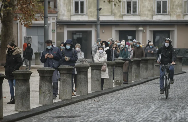 Testiranje s hitrimi testi v Ljubljani poteka na Kongresnem trgu. FOTO: Blaž Samec/Delo
