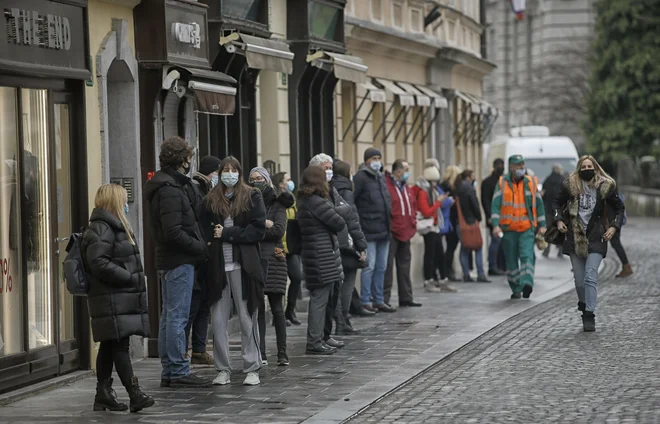 Vrsta za testiranje na Konresnem trgu. FOTO: Blaž Samec/Delo