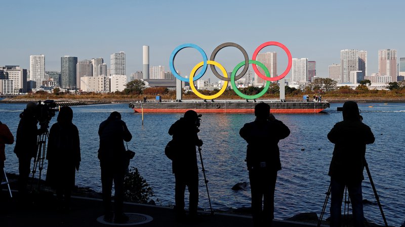 Fotografija: Novinarji in fotografi so se tudi v decembru večkrat zbrali pred simbolom olimpijskih iger v Tokiu. FOTO: Kim Kyung-hoon/Reuters
