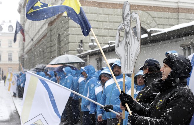 Stavka policistov pred poslopjem vlade 12. februarja predlanskim. FOTO: Blaž Samec/Delo
