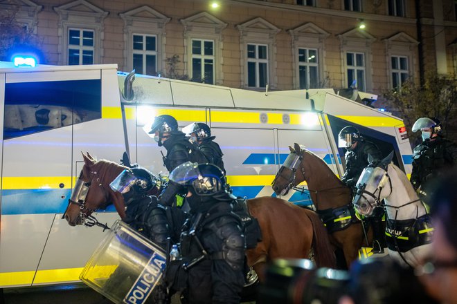 Polciija je prišla na konejenico in topom, a nasilnežev ni ujela. FOTO: Voranc Vogel/Delo