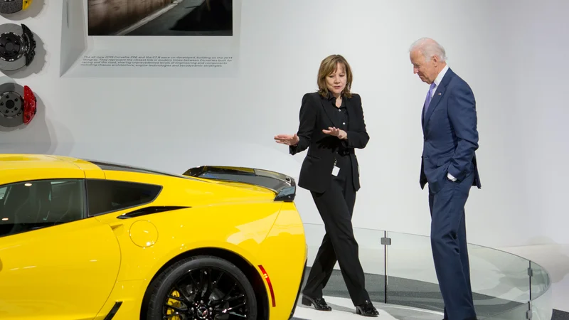 Fotografija: Joe Biden in direktorica General Motorsa Mary Barra, edina ženska na tako visokem položaju v avtomobilski industriji, na fotografiji izpred nekaj let. Foto Steve Fecht/Chevrolet