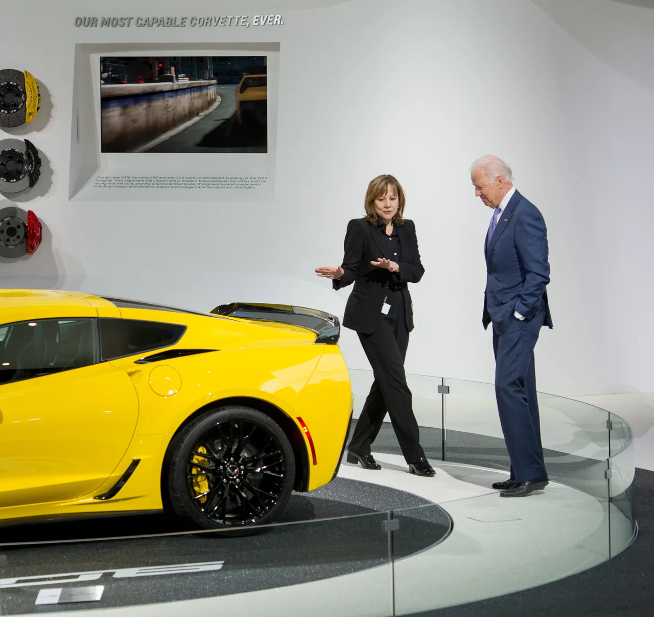 Fotografija: Joe Biden in direktorica General Motorsa Mary Barra, edina ženska na tako visokem položaju v avtomobilski industriji, na fotografiji izpred nekaj let. Foto Steve Fecht/Chevrolet