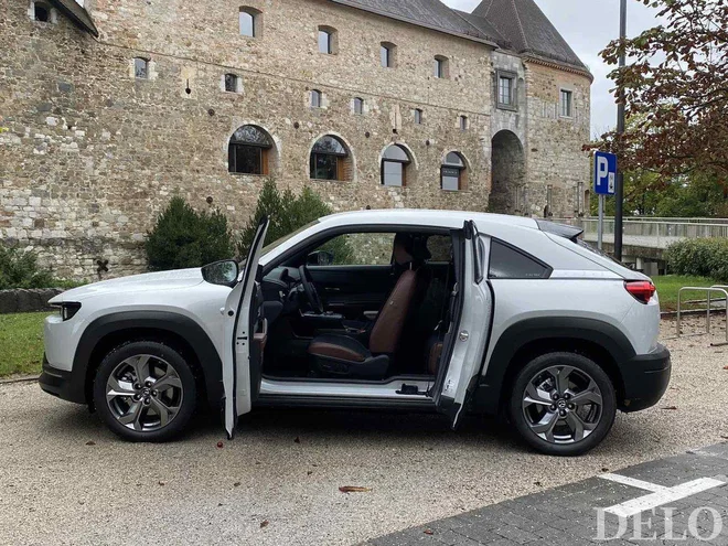 Mazda MX-30 nima velikega dosega, pri znamki pravijo, da niso hoteli akumulatorja na kolesih. Foto Aljaž Vrabec