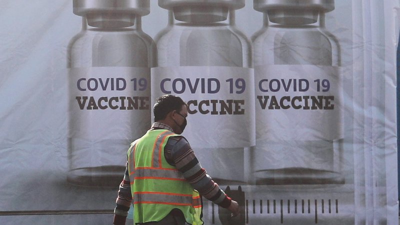 Fotografija: Epidemija, zapiranje dejavnosti in čakanje na cepivo so najbolj zaznamovali gospodarsko leto 2020. FOTO:  Anushree Fadnavis/Reuters