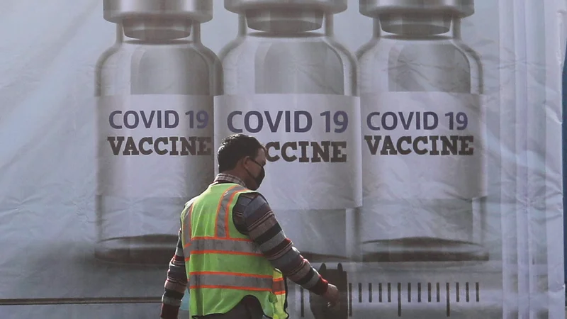 Fotografija: Epidemija, zapiranje dejavnosti in čakanje na cepivo so najbolj zaznamovali gospodarsko leto 2020. FOTO: Anushree Fadnavis/Reuters