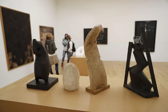 V Moderni galeriji so obiskovalci težko čakali na ogled razstave Čakalnica Andrzeja Wróblewskega, ki je je odprla le malo pred zaprtjem kuzejev. Med obiskovalci je bila Milica, mlada Beograjčanka, ki se je pred kakšnim letom preselila v Ljubljano. »Komaj sem čakala, da se odpre vsaj malo kulture,« je povedala. FOTO: Leon Vidic/Delo