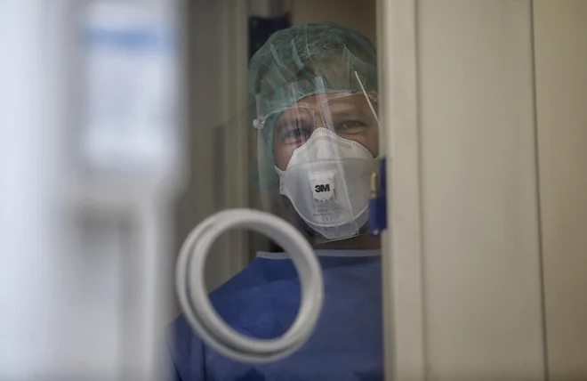 Dr. Tadej Malovrh: &raquo;Bolj kot prebolevniki so za izločanje virusa pomembni tisti okuženi, ki ne kažejo znakov bolezni.&laquo; FOTO: Blaž Samec/Delo