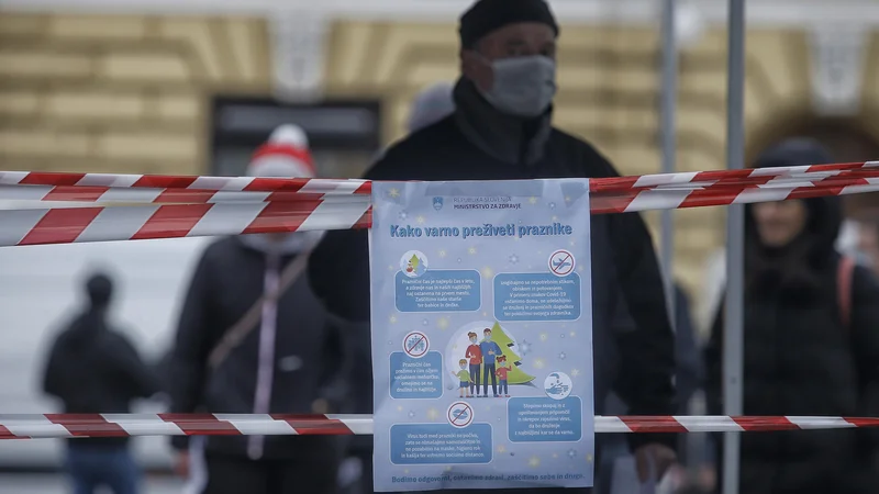 Fotografija: Množično testiranje na okužbo z novim koronavirusom s hitrimi testi danes poteka v več kot 20 krajih po Sloveniji (fotografija iz Ljubljane). FOTO: Blaž Samec/Delo