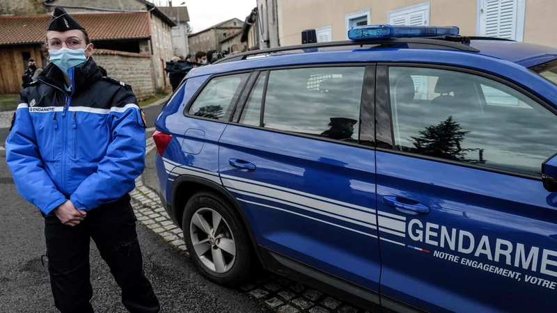 Fotografija: Na francoskem notranjem ministrstvu so potrdili, da so se žandarji odzvali na prijavo nasilja nad žensko. Tisti, ki so izgubili življenje, so bili stari 21, 37 in 45 let. FOTO: Olivier Chassignole/AFP