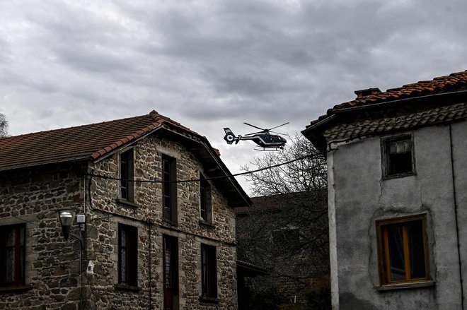 Helikopter žandarjev nad krajem Saint-Just. FOTO: Olivier Chassignole/AFP