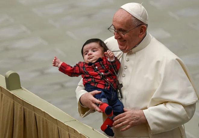 Frančišek se vse od izbruha pandemije izogiba neposrednim stikom z verniki. Ta teden je naredil izjemo pri dojenčku, ki so ga starši prinesli na njegovo avdienco. Foto Vincenzo Pinto/AFP