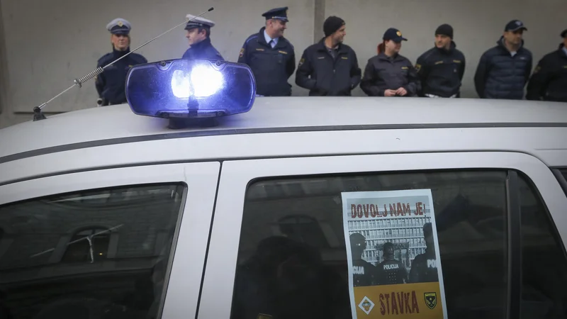 Fotografija: Na oceno notranjega ministrstva, da je napovedana stavka politično motivirana, v sindikatu odgovarjajo, da ne gre za rušenje vlade in da je njihov sindikat vodil stavke v času različnih političnih opcij (na fotografiji ena prejšnjih stavk mož v modrem). FOTO: Jože Suhadolnik/Delo