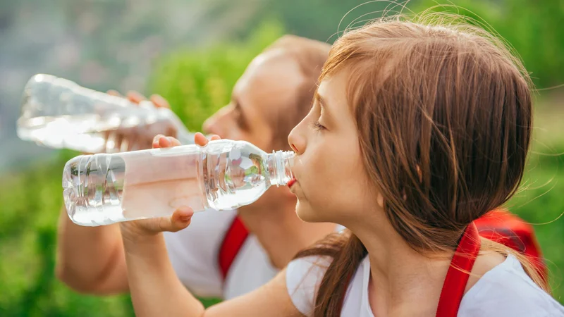 Fotografija: Plastična prehranska embalaža je uvrščena med materiale za stik z živili, ki so glavni vir izpostavljenosti kemikalijam. Pri proizvodnji teh materialov uporabljajo 12.000 kemikalij. FOTO: Thinkstock Getty Images/istockphoto