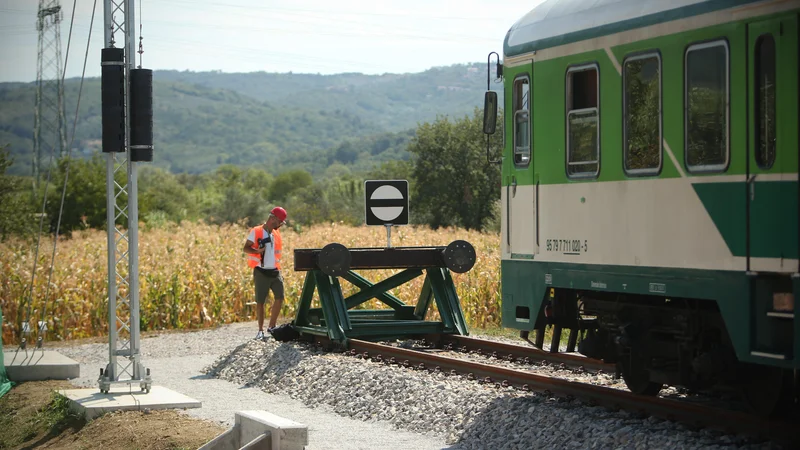 Fotografija: Uprava 2TDK bo v ponedeljek sprejela nov (tretji) sklep o usposobljenosti najverjetneje samo treh podjetij od prijavljenih na dva sklopa gradnje tira Divača–Koper. Foto Jure Eržen