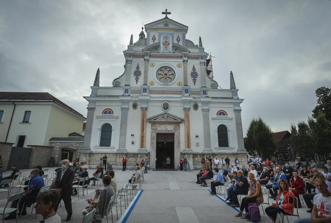 Udeležba na slovesni sveti maši je bila sicer manjša kot prejšnja leta, ko so beležili po več kot 5000 obiskovalcev, 15. avgusta pa so jih na osredji maši našteli med 3000 in 3200. FOTO: Jože Suhadolnik/Delo