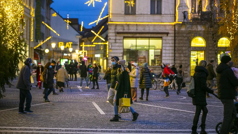 Fotografija: Okrašene trgovine in mestno središče, reklame na televiziji, glasba, vse to nas vabi v prijetno praznično razpoloženje. FOTO: Matej Družnik/Delo