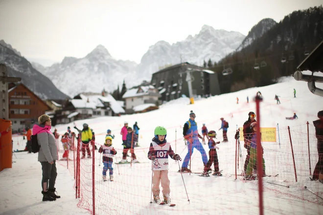 Slovenska smučišča Kranjska Gora, Krvavec, Mariborsko Pohorje, Kope, Soriška Planina imajo v tem trenutku dovolj snežne odeje in obratujejo znotraj dovoljenih odlokov. FOTO: Jure Eržen
