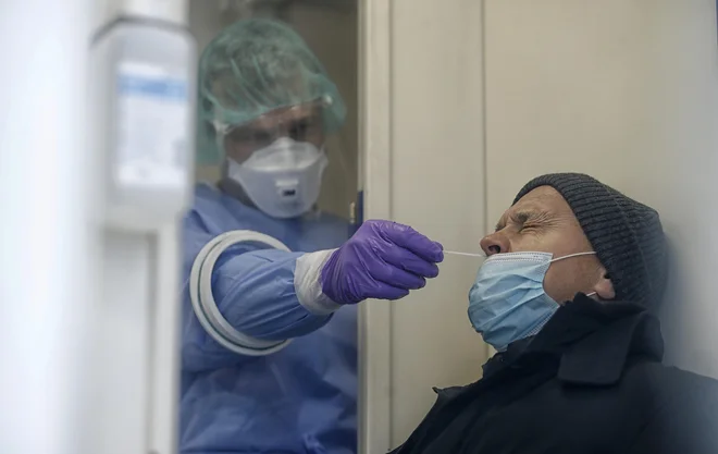 Izdana karantenska odločba mojemu 20-letnemu sinu je seveda – strinjam se z marsikaterim staršem – nepomembna z vidika nacionalnega zdravja, tofa ... Foto Blaž Samec/Delo