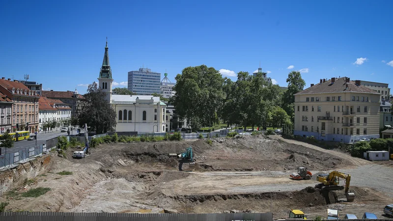 Fotografija: Na mestu nekdanjega Kolizeja bo zrastel prestižni kompleks »Palais & Villa Schellenburg« z zgradbama, imenovanima Palais in Villa. Foto Jože Suhadolnik/Delo