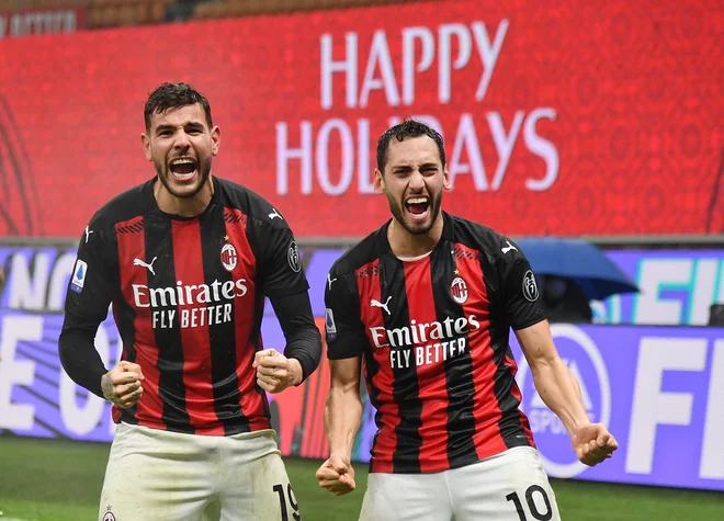 Gole za zmago vodilnega Milana nad Laziem s 3:2 so prispevali Ante Rebić, Hakan Čalhanoglu (desno) in Theo Hernandez (levo). FOTO: Daniele Mascolo/Reuters