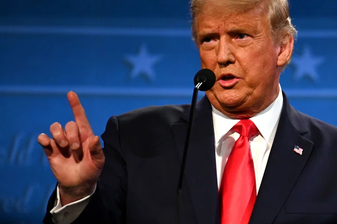 Trump nihajoče zvezne države še naprej obtožuje dobav velikih količin lažnih glasovnic za Bidna ter manipuliranja volilnih strojev.<br />
Foto Jim Watson/AFP