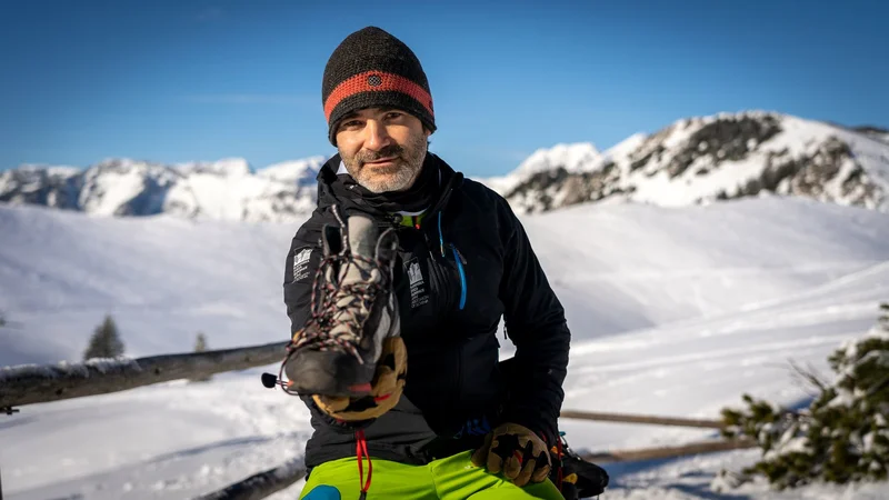 Fotografija: Matjaž Šerkezi nam je v video posnetku povedal, kakšni so primerni planinski čevlji. FOTO: Peter Vrčkovnik