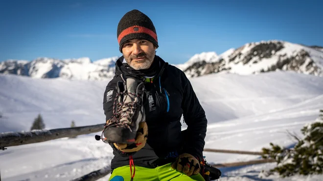 Matjaž Šerkezi nam je v video posnetku povedal, kakšni so primerni planinski čevlji. FOTO: Peter Vrčkovnik
