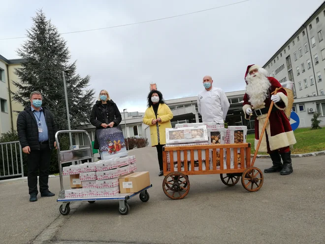 Božiček je na dvorišče bolnišnice pripeljal 60 kilogramov piškotov. FOTO: Mateja Kotnik